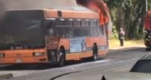 Milano il biglietto aumenta, mentre gli autobus vanno a fuoco