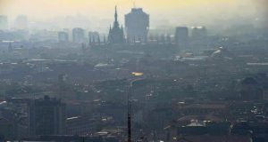 Milano, l’aria è fuorilegge scattano i divieti: “I dati parlano chiaro, misure inefficaci”