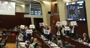 M5S Lombardia protesta in Consiglio regionale: “Treni usati per propaganda elettorale, Assessore Terzi si dimetta”